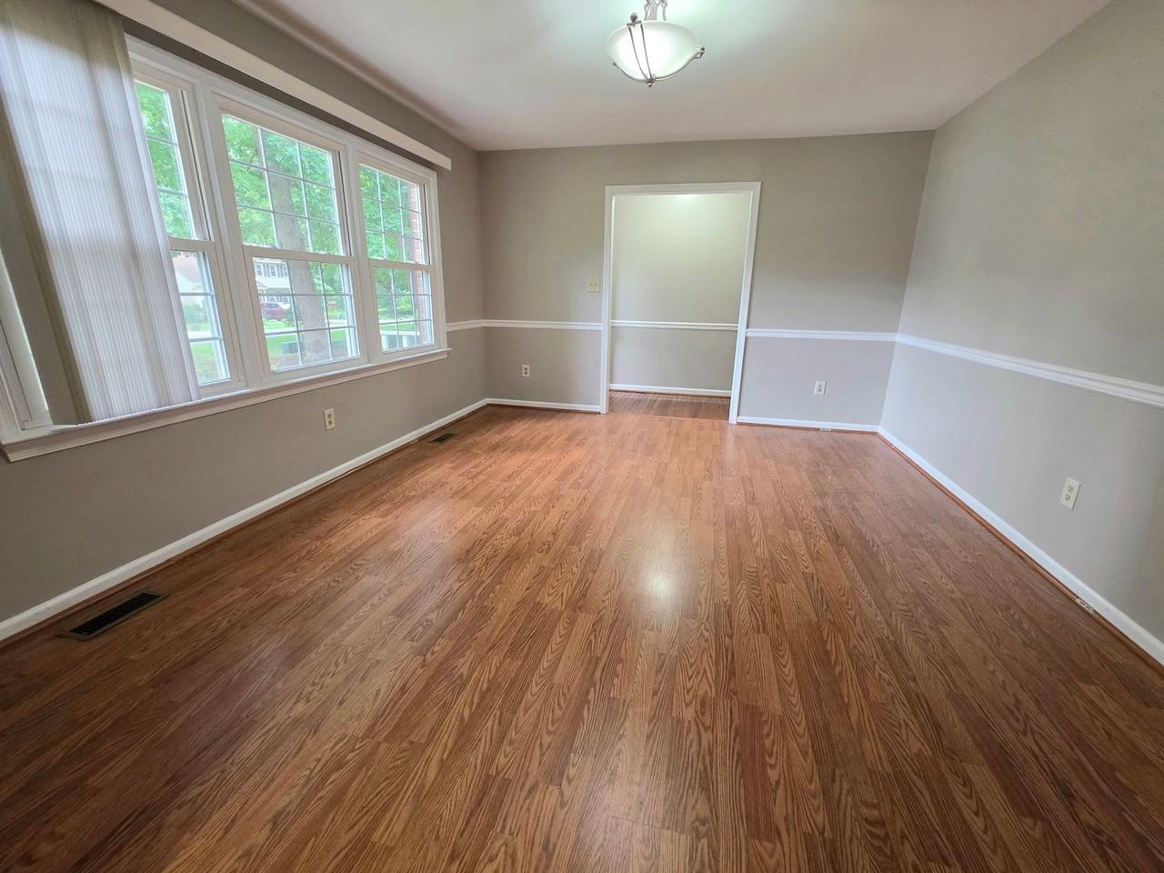 409 Rosewood Ln - Photo 5 of 33