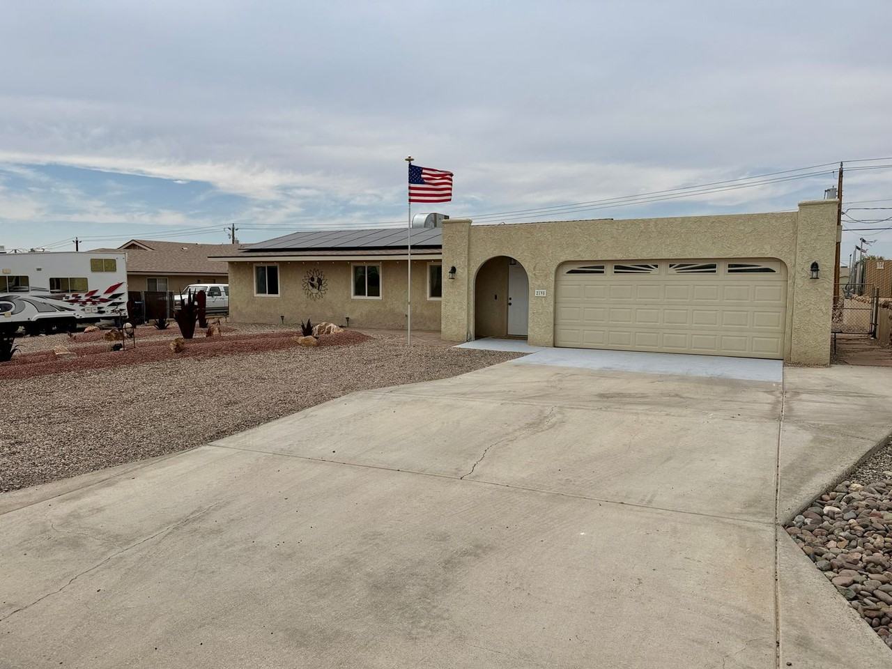 2195 Bombay Dr - Photo 3 of 18