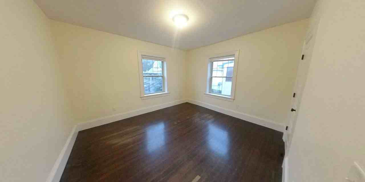 27 Commonwealth Ter - Photo 3 of 8
