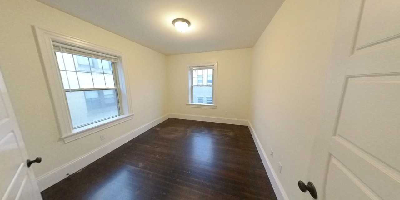 27 Commonwealth Ter - Photo 4 of 8