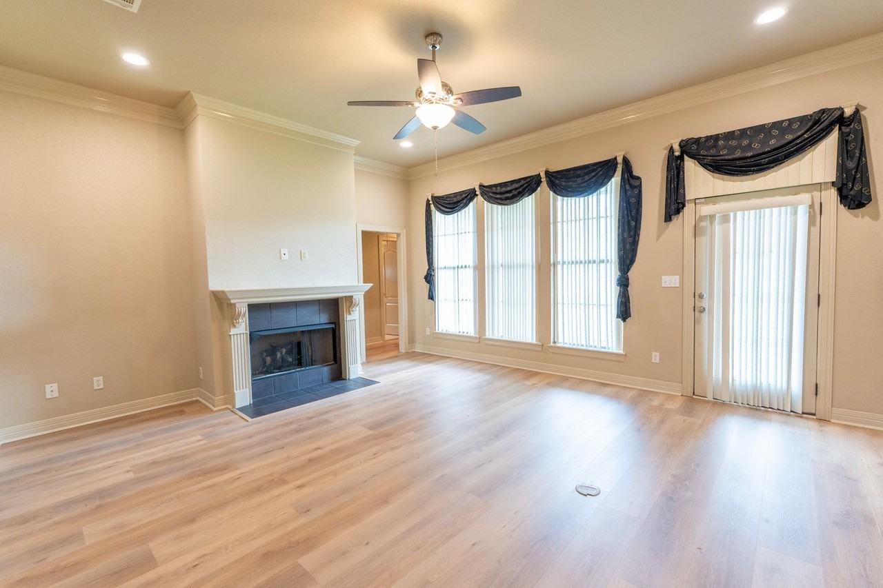 10011 Loveland Ct - Photo 2 of 15