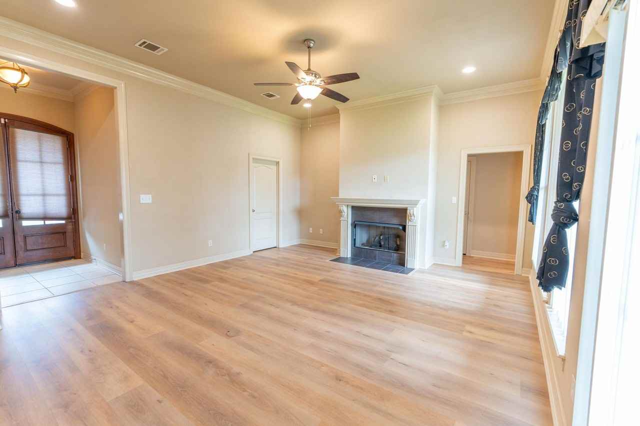 10011 Loveland Ct - Photo 3 of 15