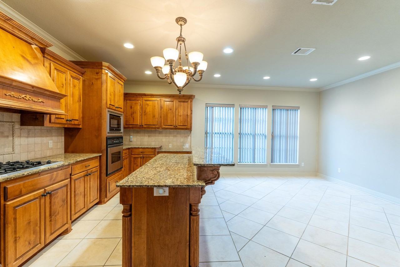 10011 Loveland Ct - Photo 5 of 15