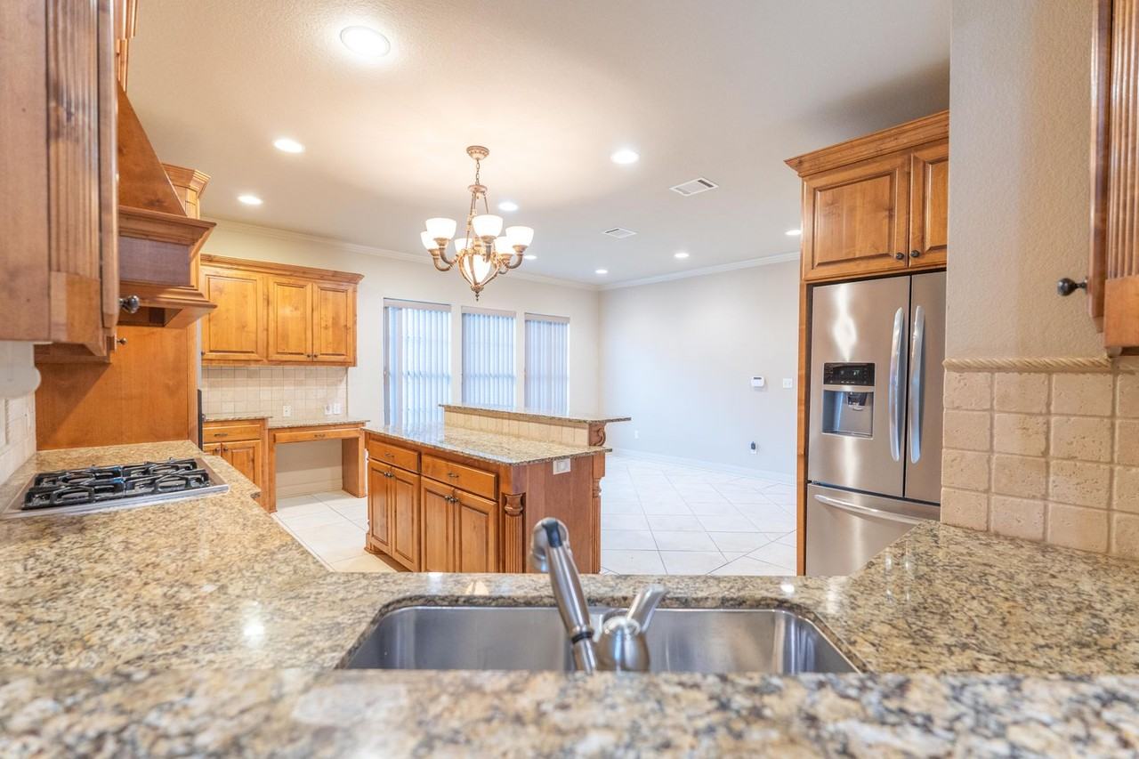 10011 Loveland Ct - Photo 6 of 15