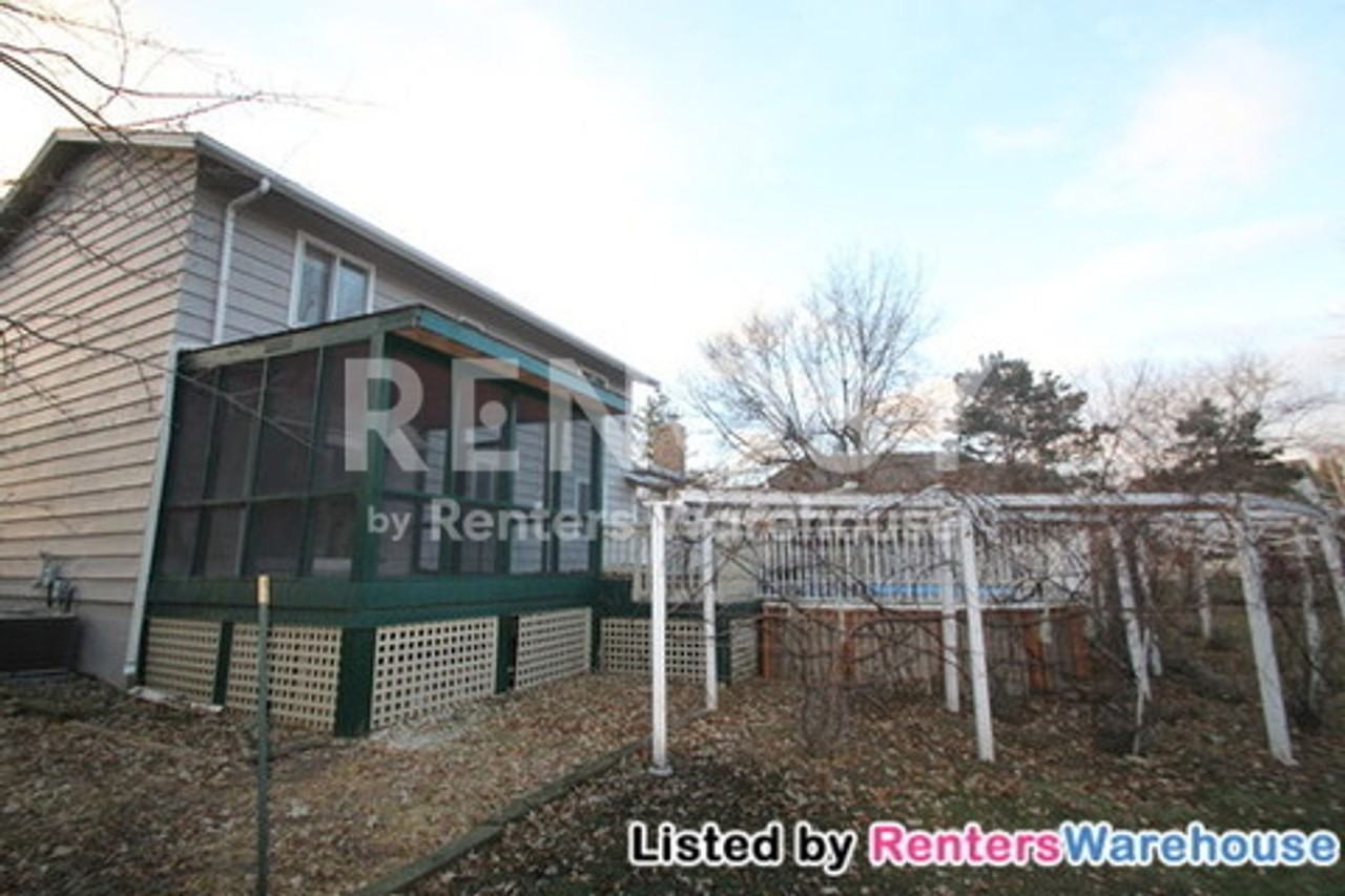 4204 Victoria St N - Photo 4 of 17