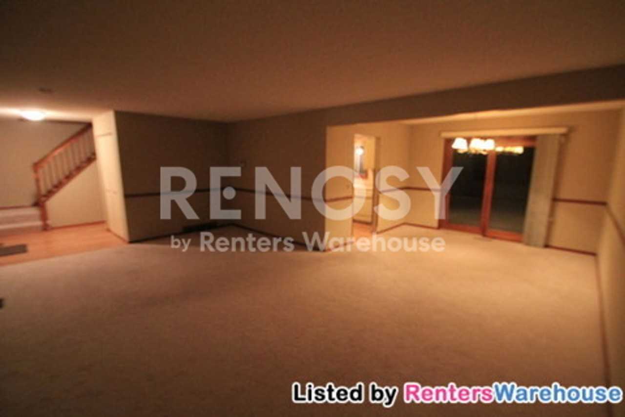 4204 Victoria St N - Photo 5 of 17