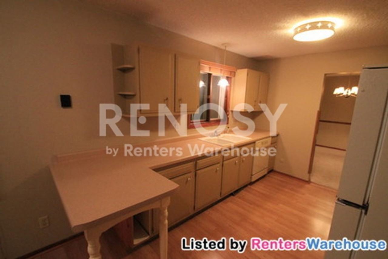 4204 Victoria St N - Photo 6 of 17
