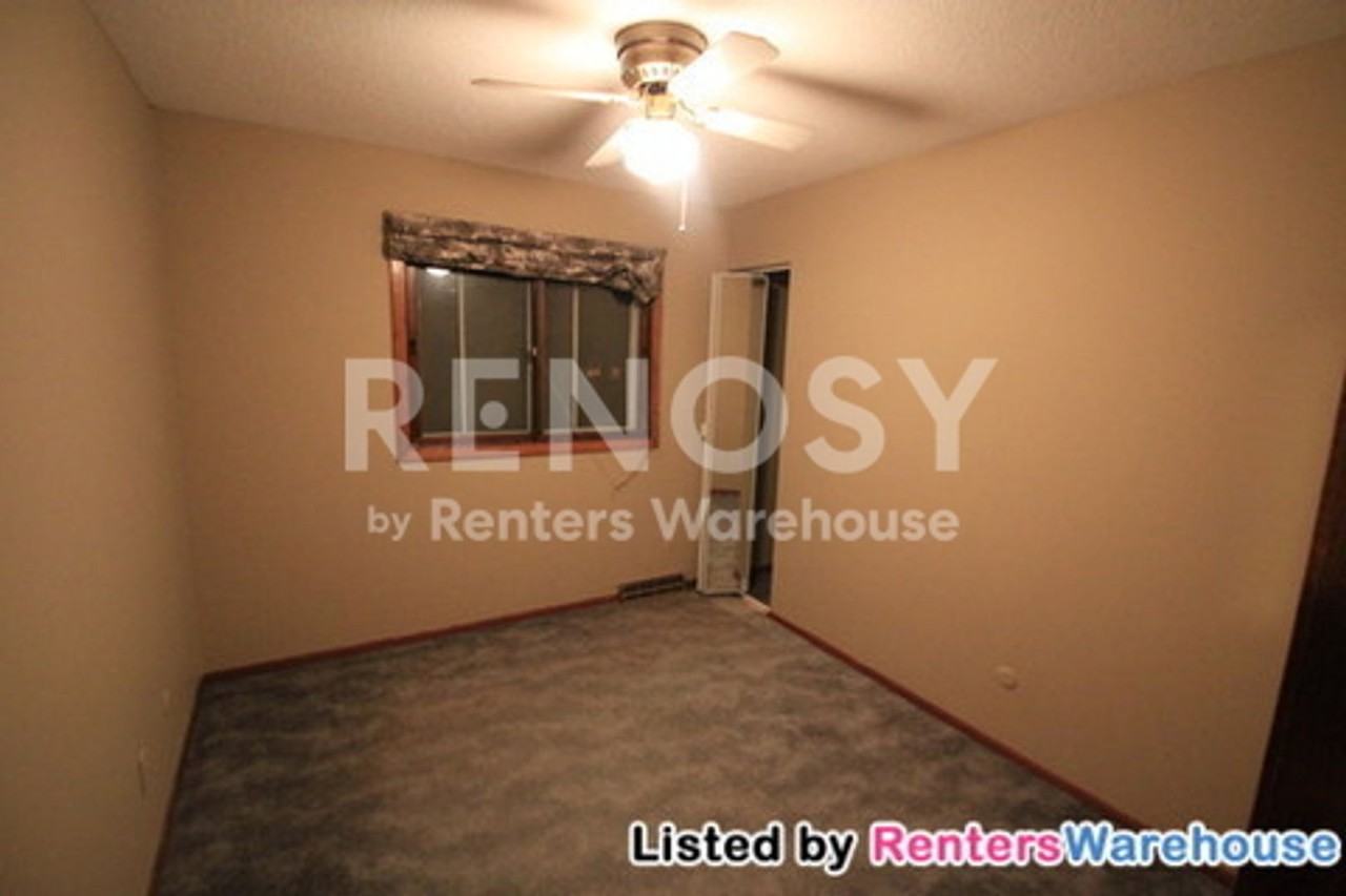 4204 Victoria St N - Photo 7 of 17