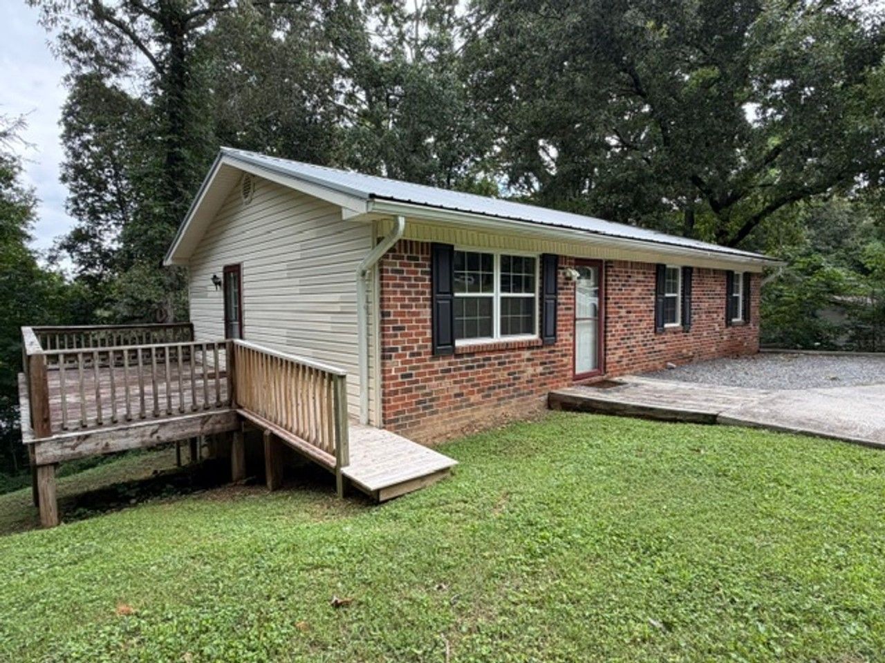 4040 Lynncrest Dr Ne - Photo 2 of 12