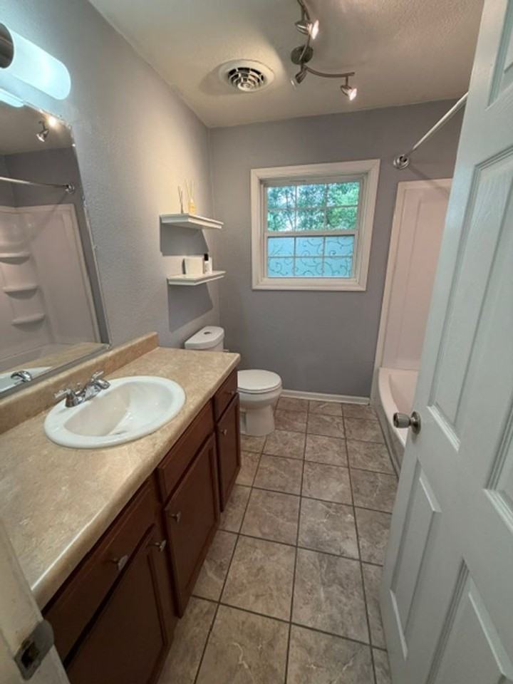 4040 Lynncrest Dr Ne - Photo 6 of 12