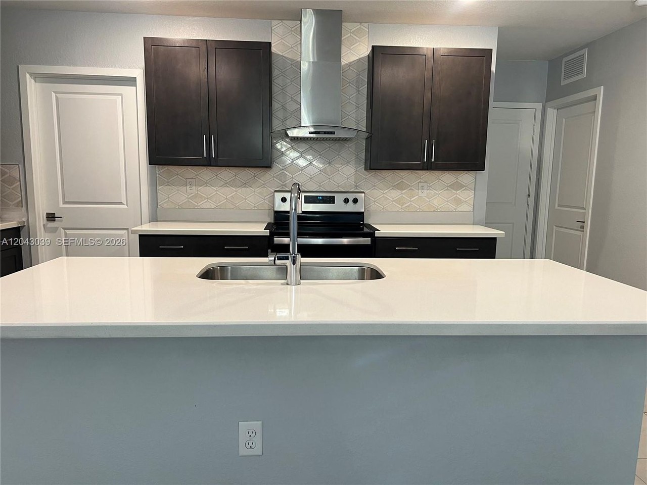 421 Ne 6th Ct - Photo 2 of 13