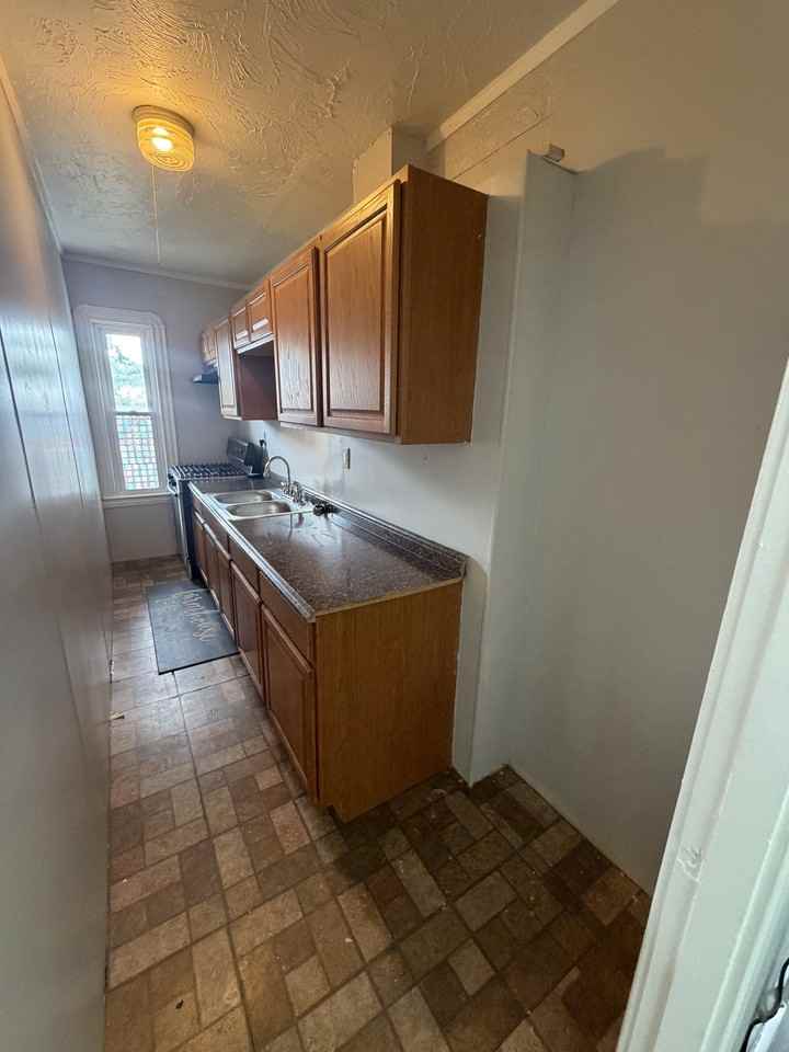 276 Collette St Apt 2w #2W - Photo 5 of 6