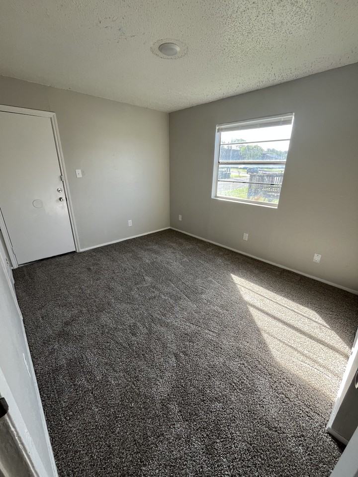 706 Bracewood Cir #D - Photo 2 of 5