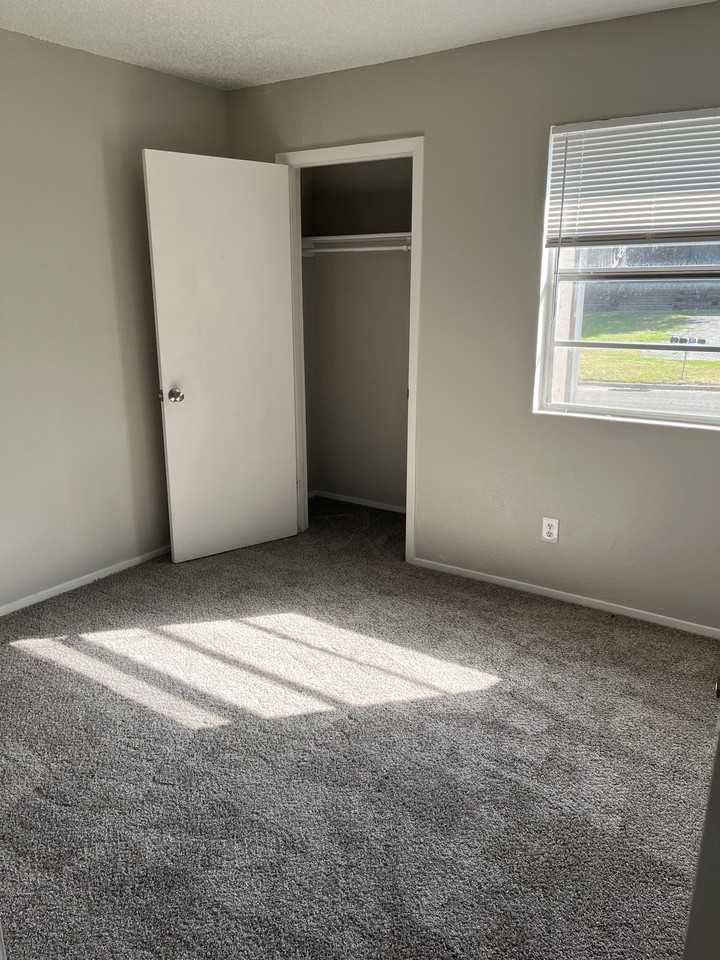 706 Bracewood Cir #D - Photo 3 of 5