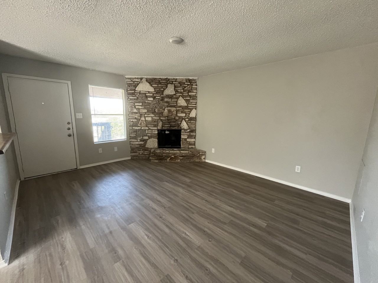 815 Bracewood Cir #D - Photo 3 of 7