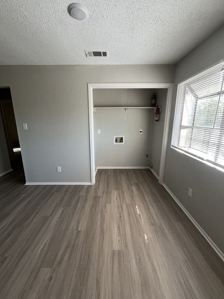 815 Bracewood Cir #D - Photo 4 of 7