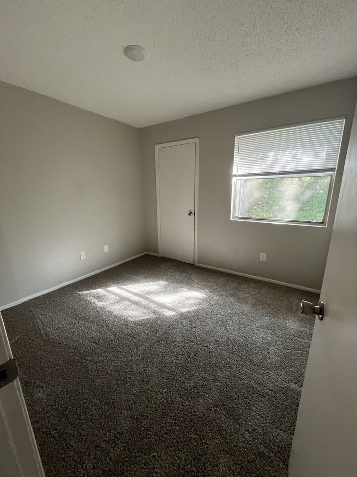 815 Bracewood Cir #D - Photo 5 of 7
