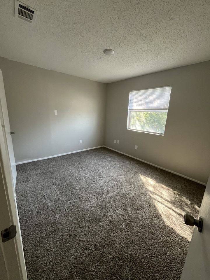 815 Bracewood Cir #D - Photo 6 of 7