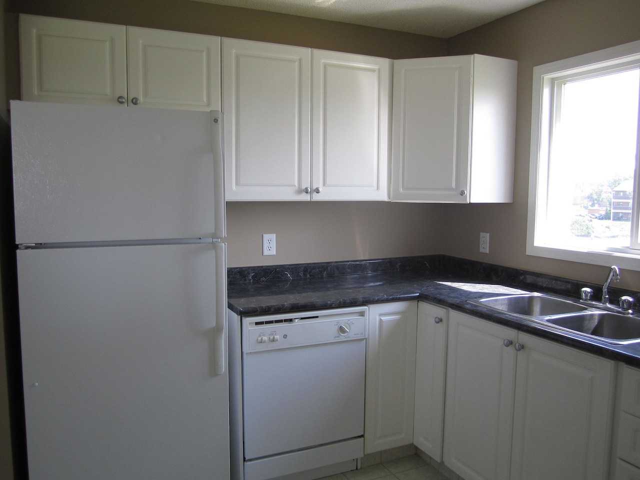 ALL UTILITIES INCLUDED! 2 bed, 2 bath Top Floor, Corner Suite - Photo 2 of 11