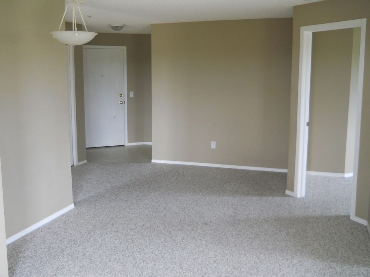 ALL UTILITIES INCLUDED! 2 bed, 2 bath Top Floor, Corner Suite - Photo 3 of 11