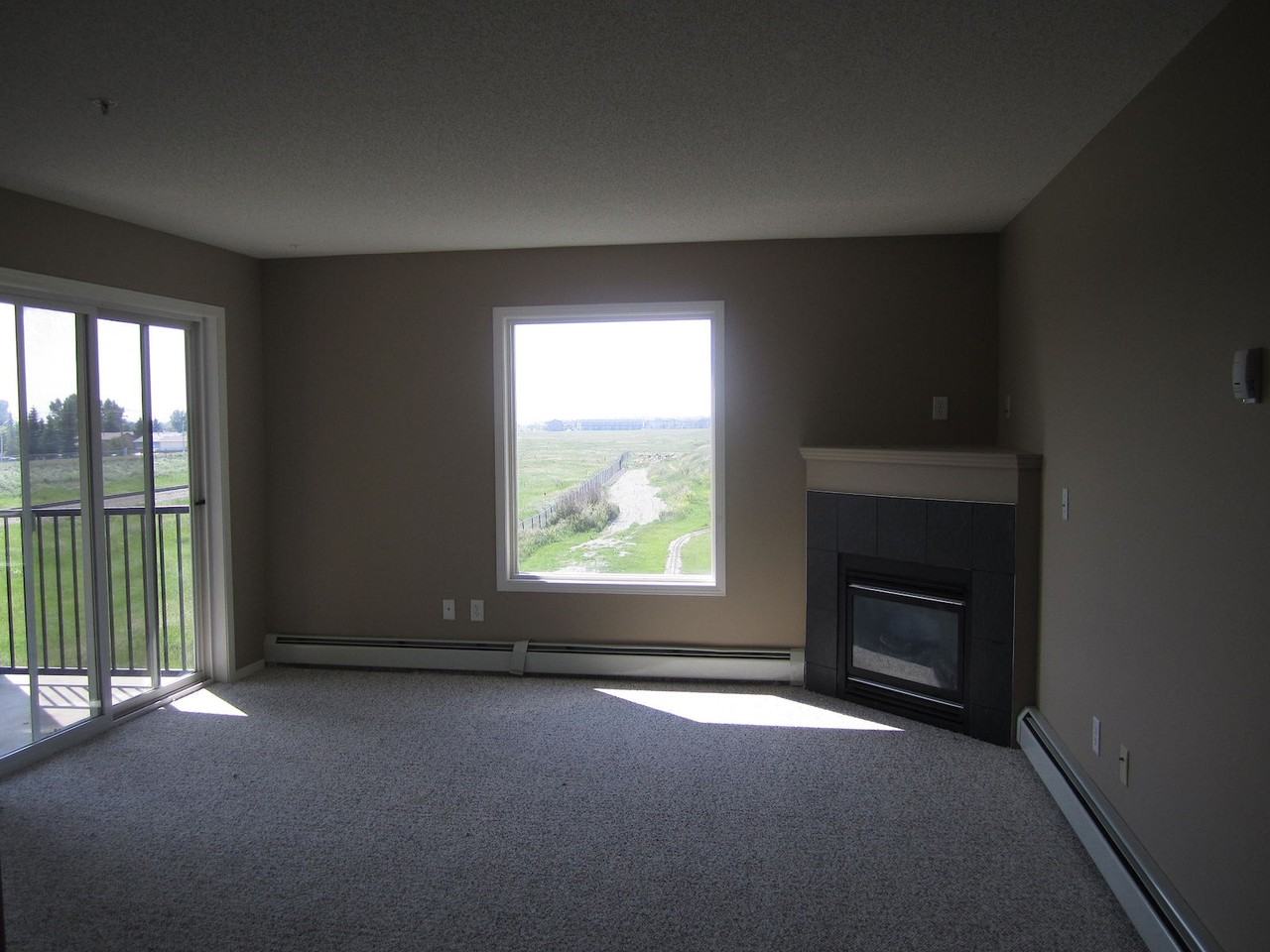 ALL UTILITIES INCLUDED! 2 bed, 2 bath Top Floor, Corner Suite - Photo 4 of 11