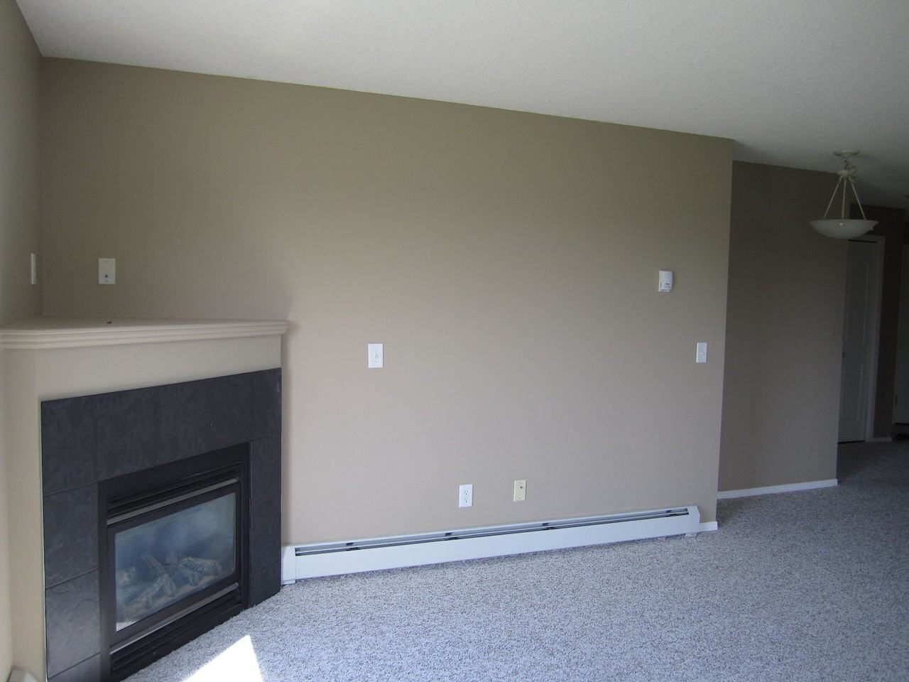 ALL UTILITIES INCLUDED! 2 bed, 2 bath Top Floor, Corner Suite - Photo 5 of 11