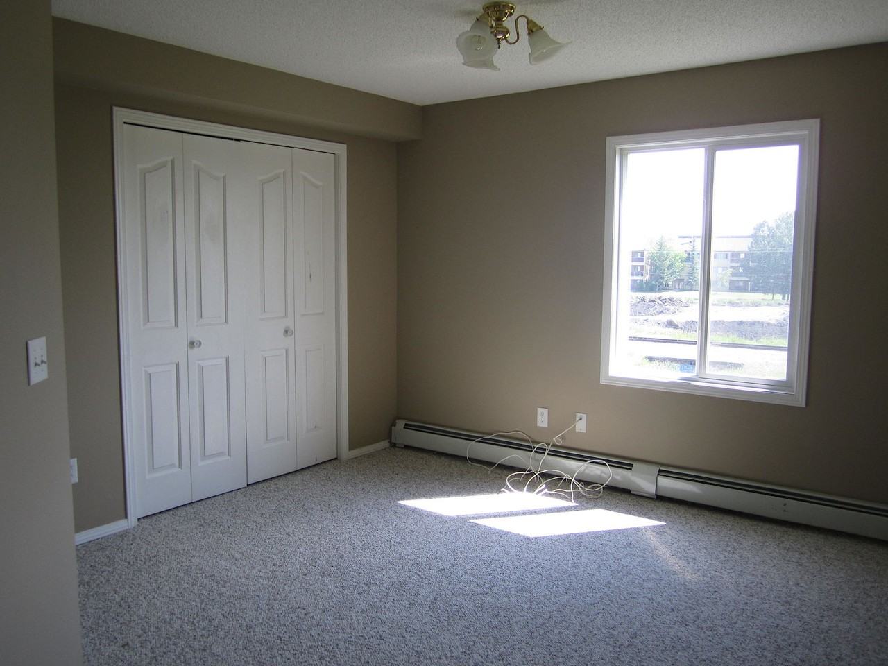 ALL UTILITIES INCLUDED! 2 bed, 2 bath Top Floor, Corner Suite - Photo 7 of 11