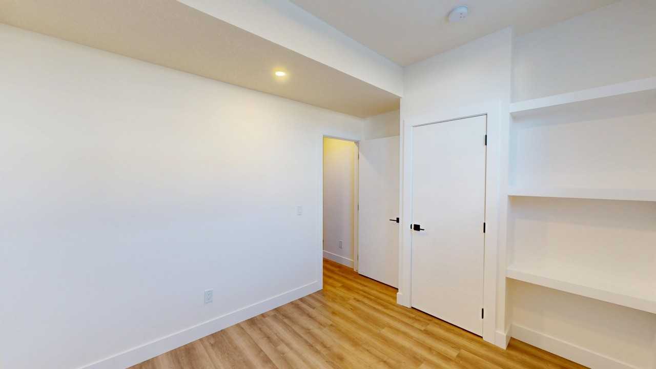 3555R 21 Ave Sw - Photo 2 of 15