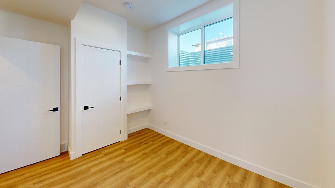 3555R 21 Ave Sw - Photo 4 of 15