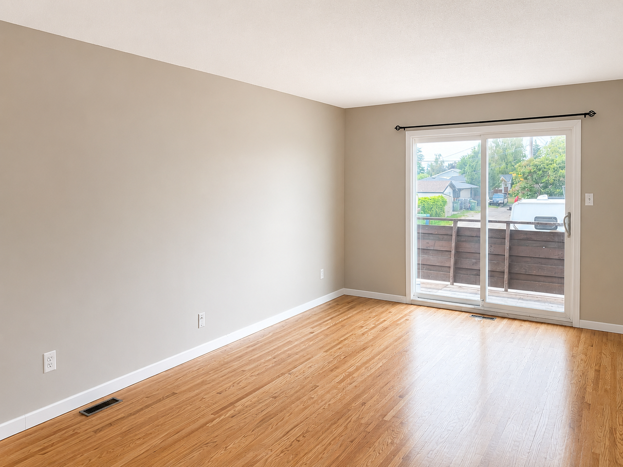 1009 Mckinnon Dr Ne - Photo 4 of 15
