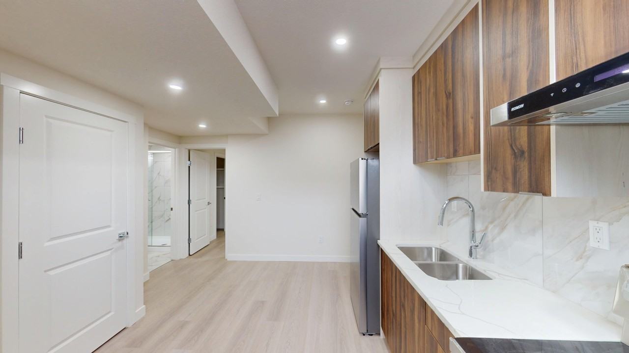 215 Corner Glen Gdns Ne - Photo 3 of 9