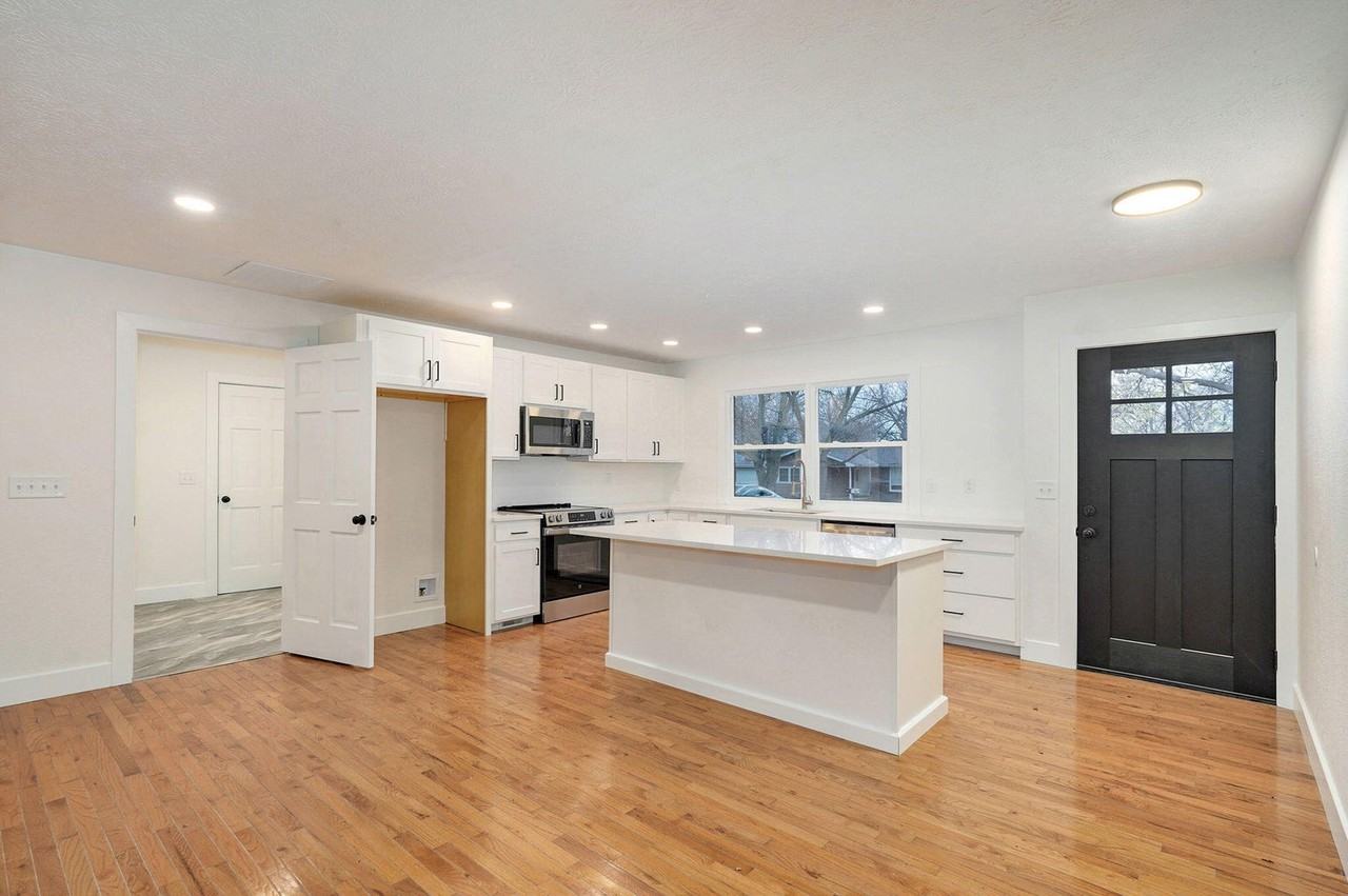 701 Hillcrest Ave - Photo 3 of 11