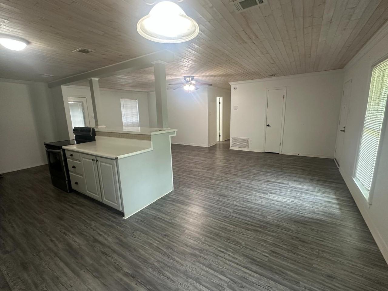 10113 Winston Dr N - Photo 5 of 11