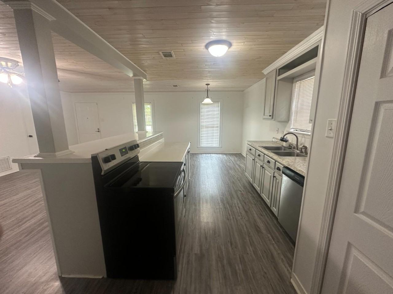 10113 Winston Dr N - Photo 6 of 11