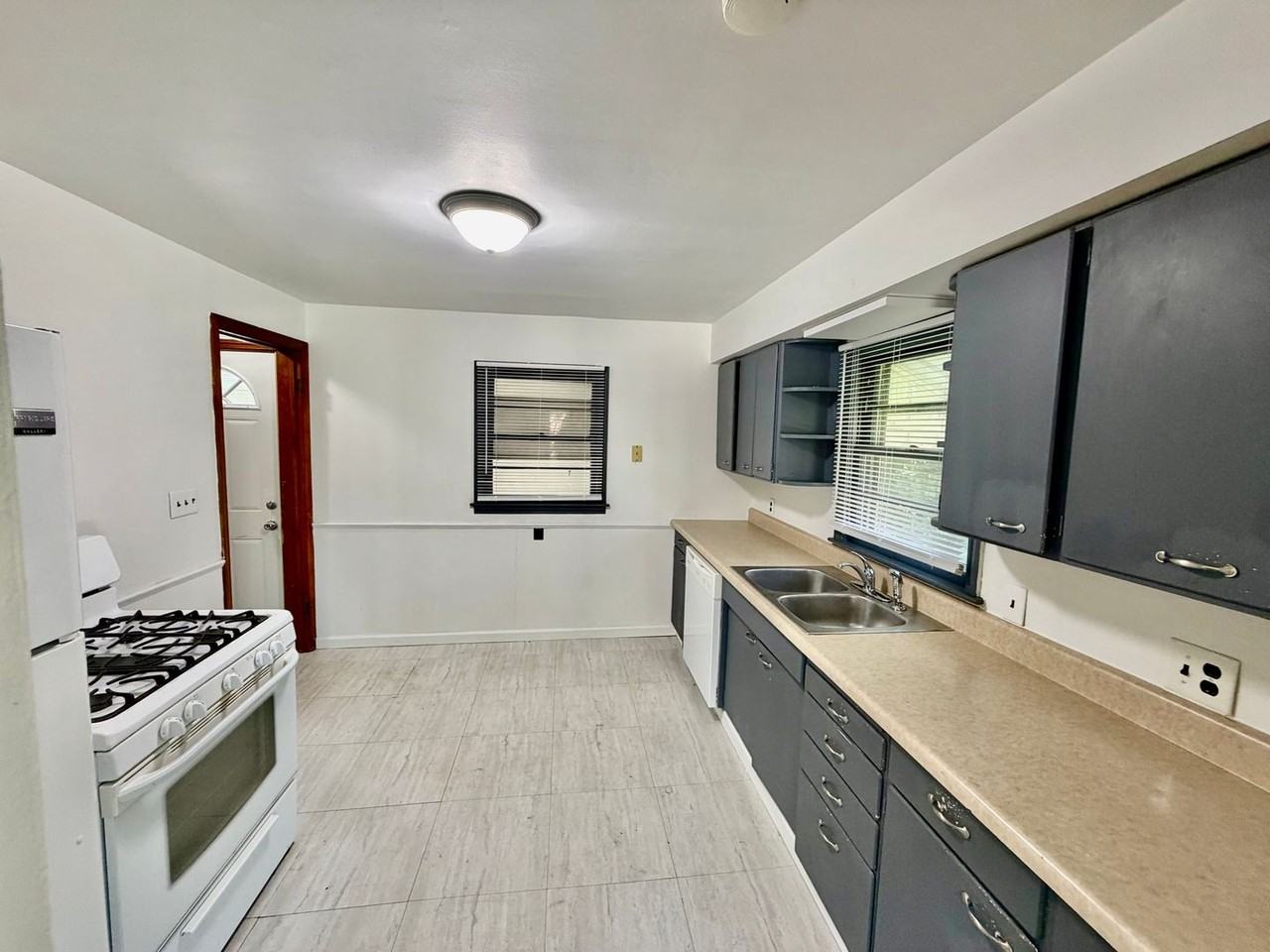 503 E Empire St - Photo 2 of 15