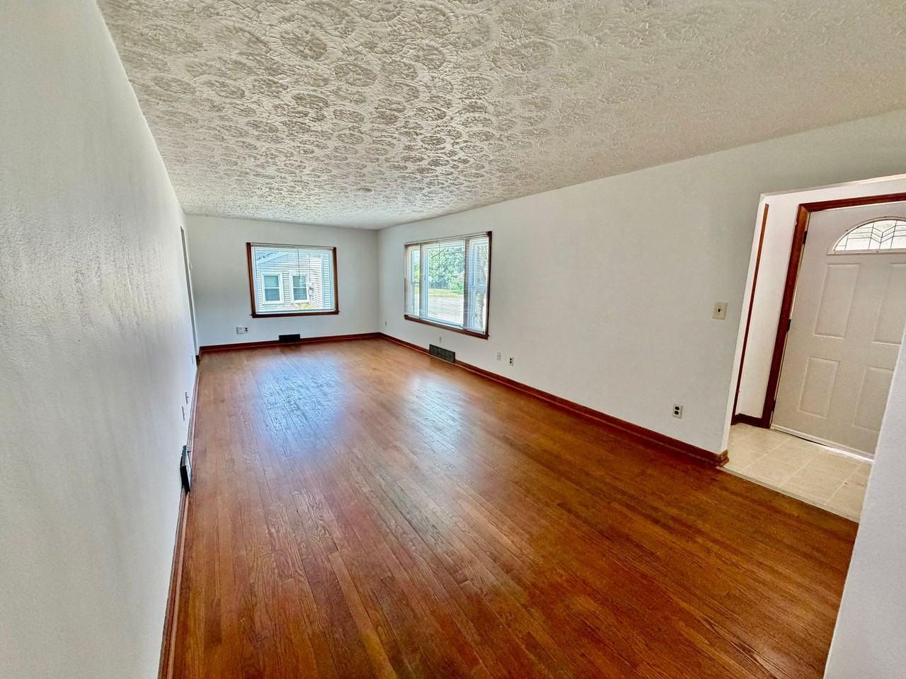 503 E Empire St - Photo 4 of 15