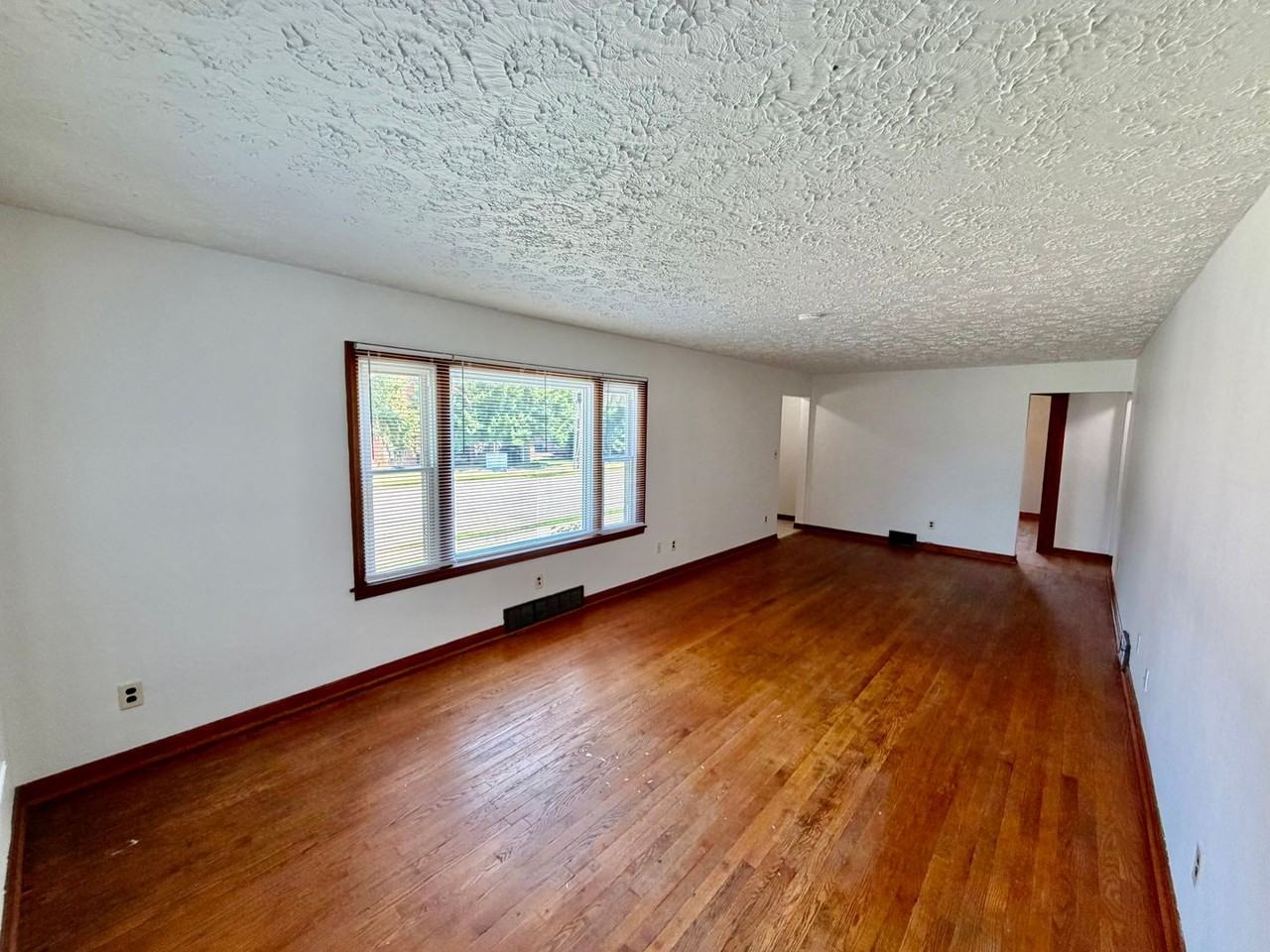 503 E Empire St - Photo 5 of 15