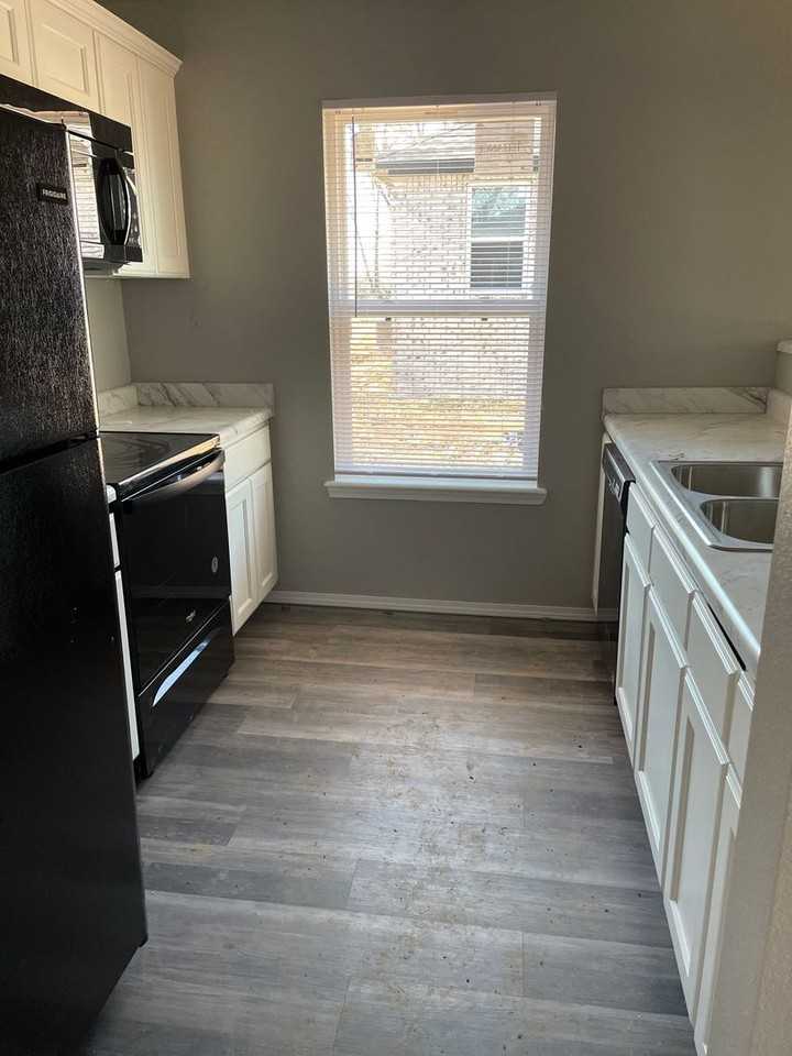 COX-418 NORTH 20TH ST (1-12) - Photo 2 of 32