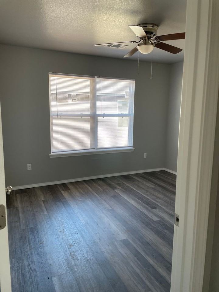 COX-418 NORTH 20TH ST (1-12) - Photo 4 of 32