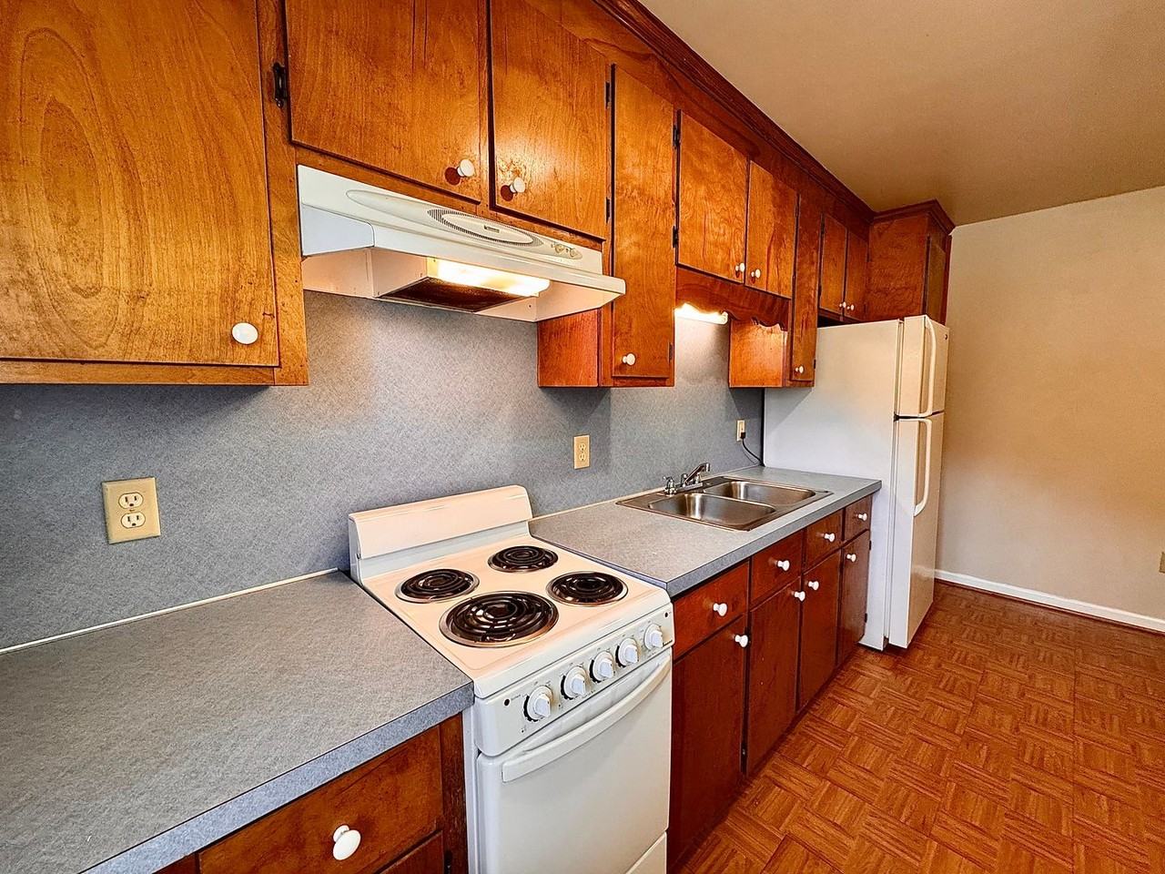 124 E Ferrell St - Photo 3 of 11