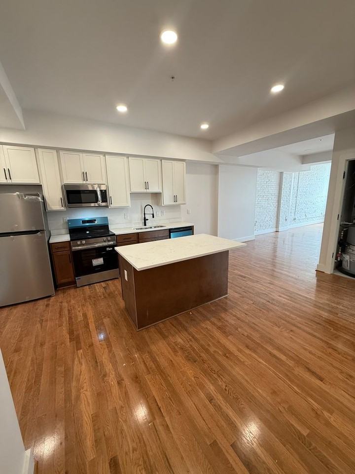 2033 W Broad St - Photo 2 of 23