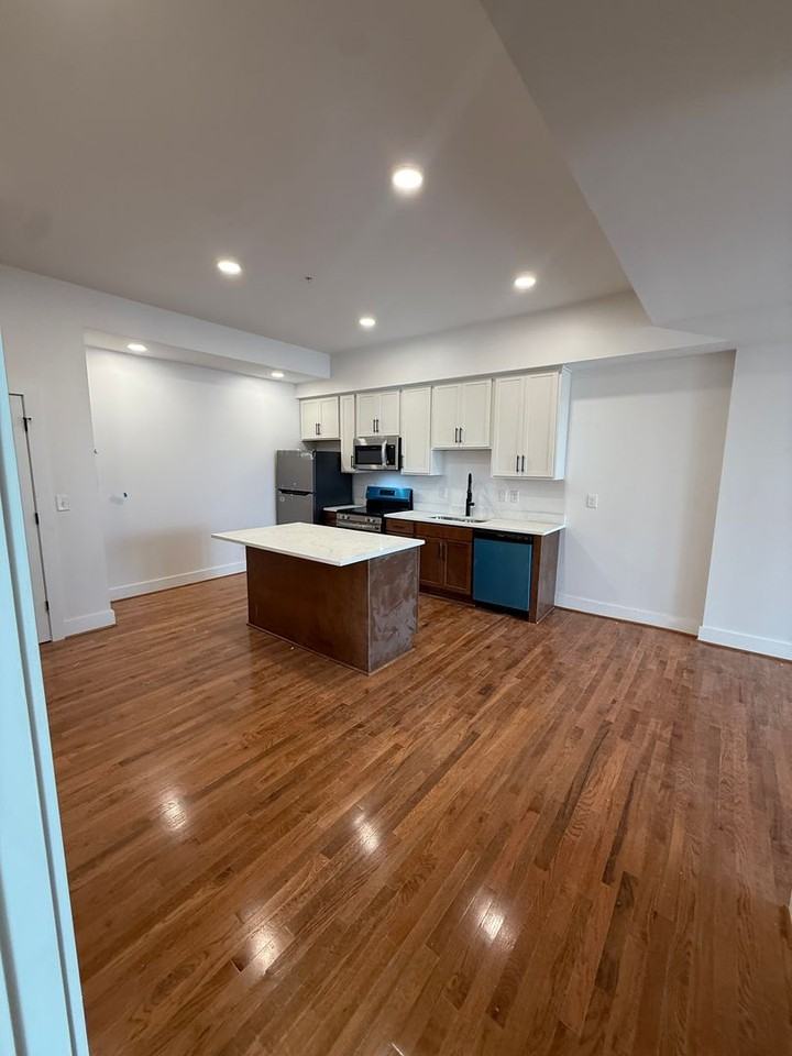 2033 W Broad St - Photo 3 of 23