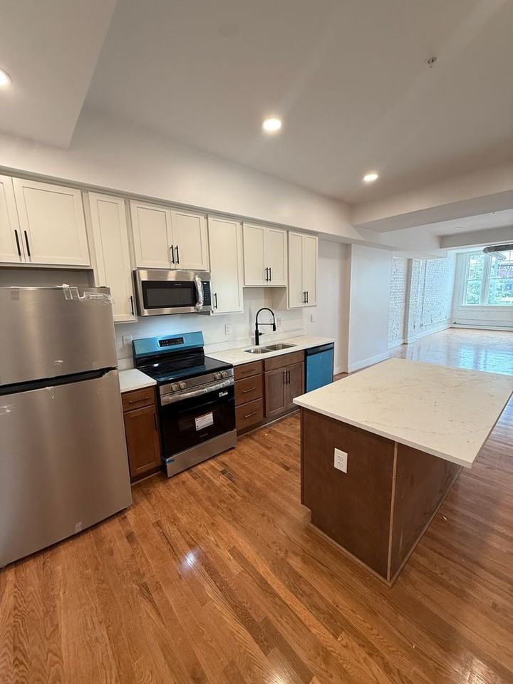 2033 W Broad St - Photo 5 of 23