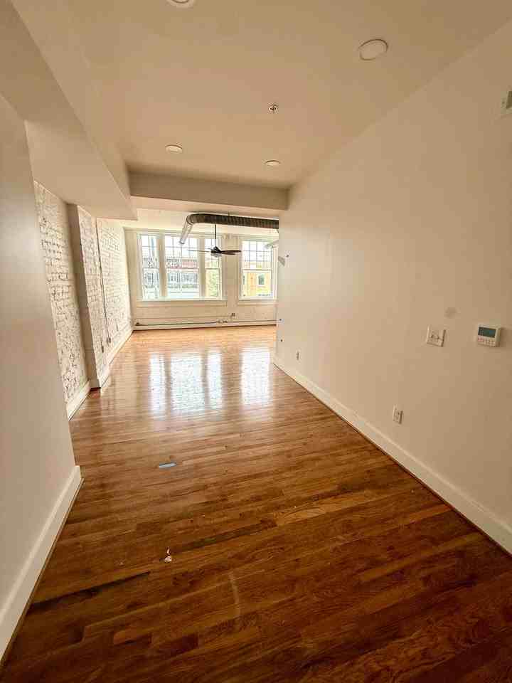 2033 W Broad St - Photo 6 of 23
