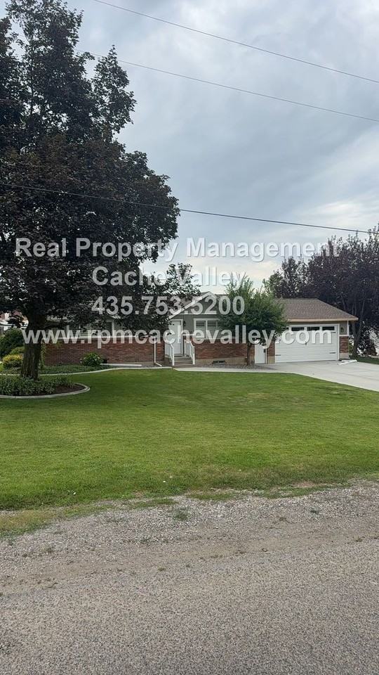 220 E 300 N - Photo 2 of 26