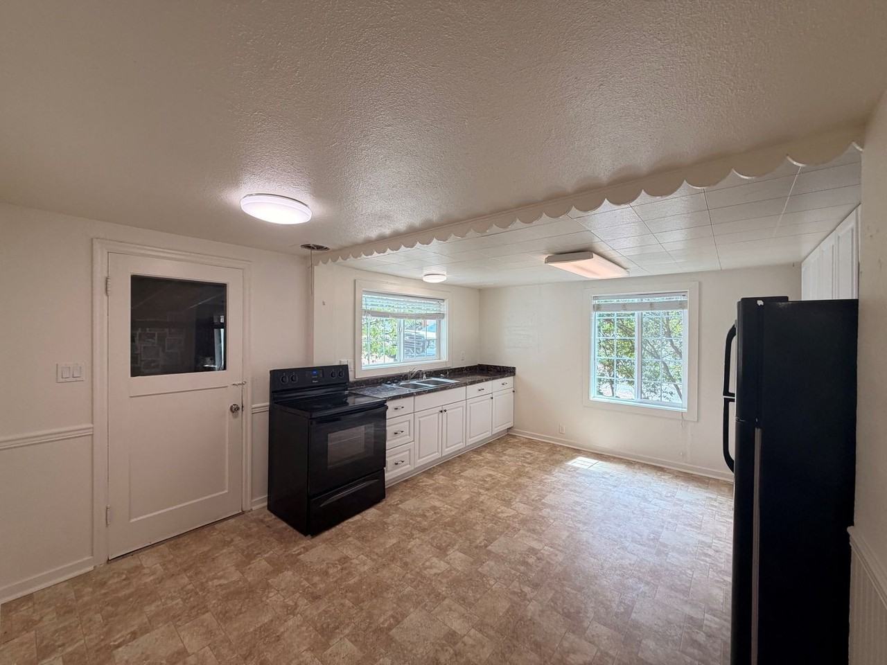 128 Ne Baker St - Photo 2 of 12