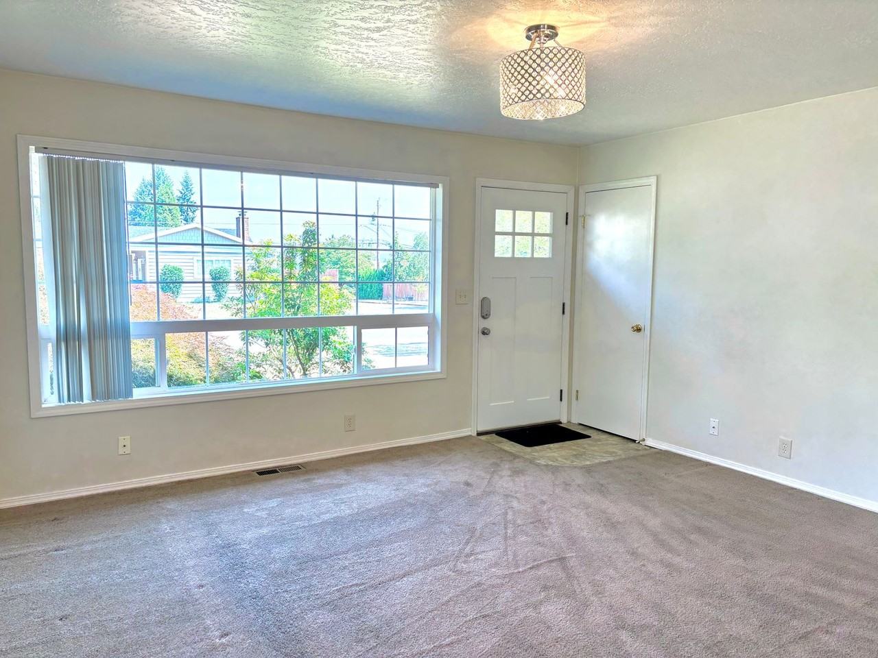 12244 Ne Stanton St - Photo 4 of 27