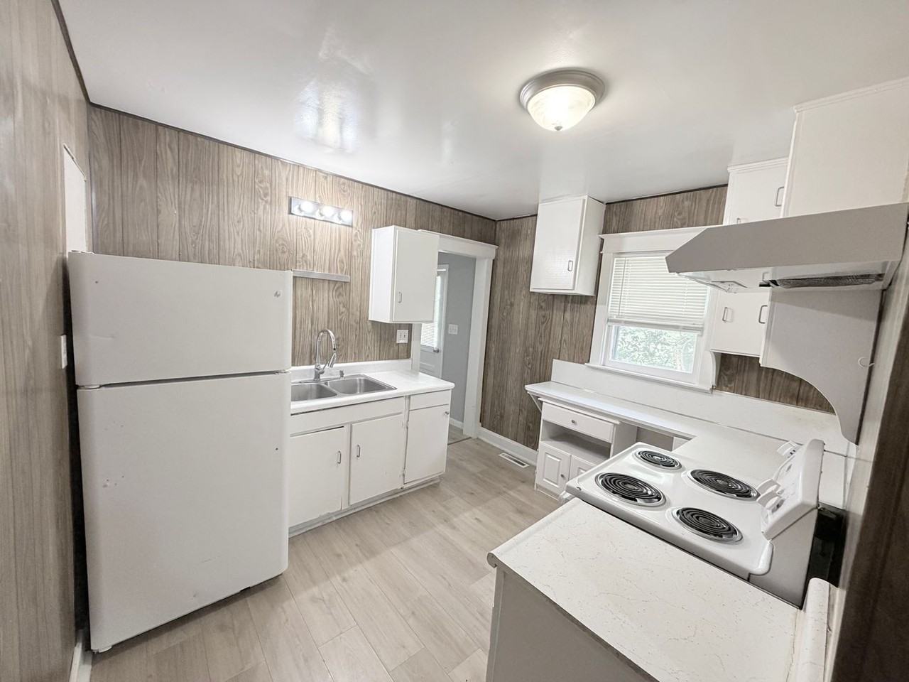 1317 N Spring St - Photo 2 of 10