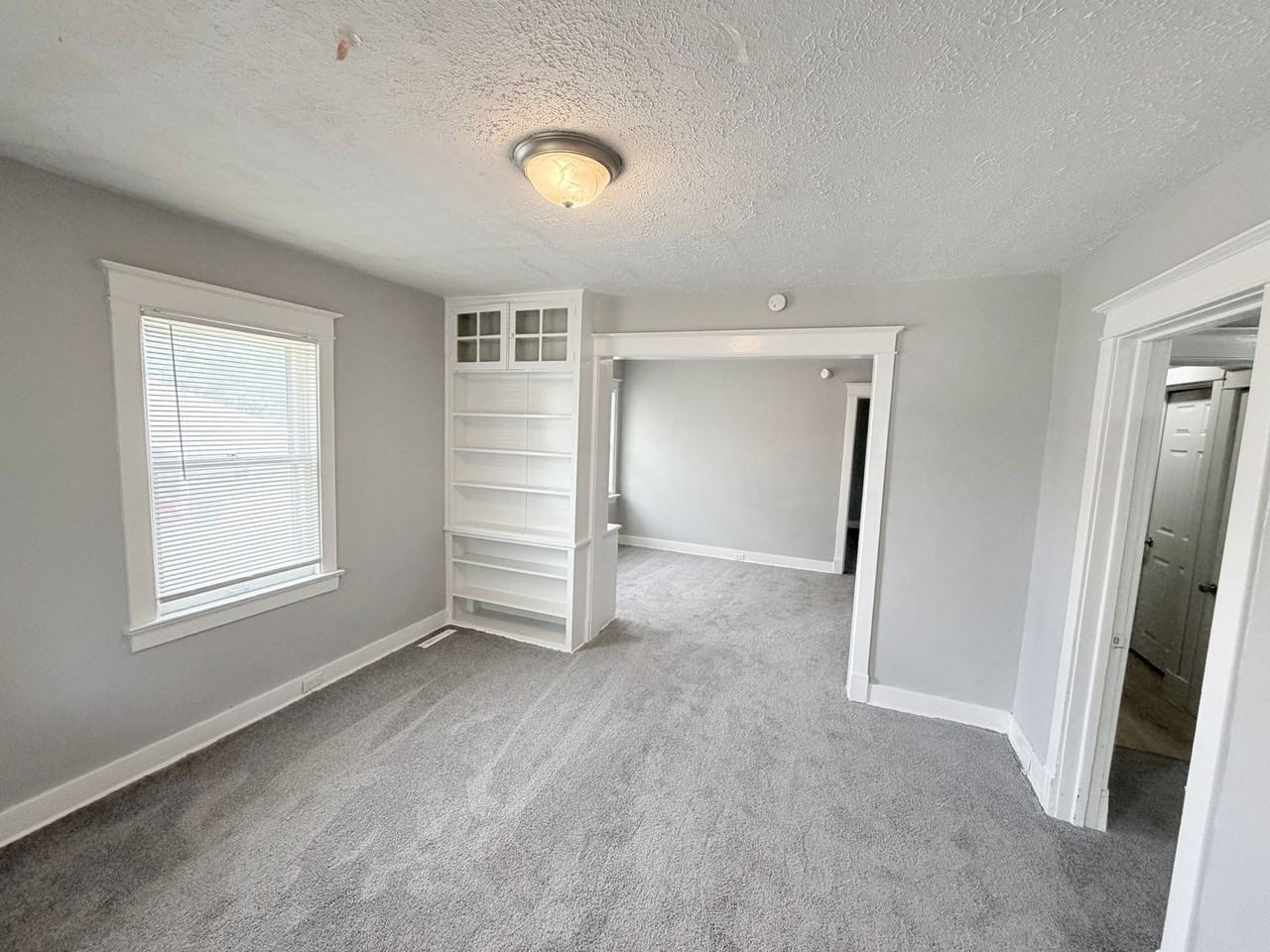 1317 N Spring St - Photo 3 of 10