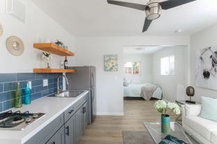 Available Now! Highly Desired Crown Point/Pacific Beach Junior 1BD/1 BA Apartment! - Photo 1 of 1